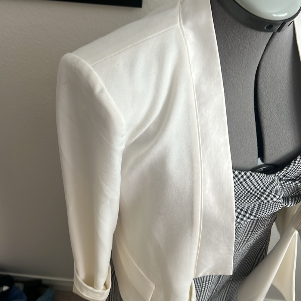 BCBG cropped tuxedo blazer - Picture 4 of 10